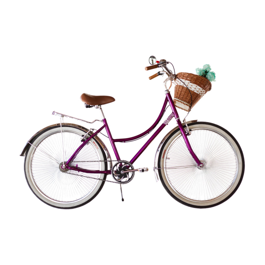 Bicicleta retro 144 Rayos Colibrí Cromado morada con canasta de mimbre, salpicaderas cromadas y asiento café, vista lateral