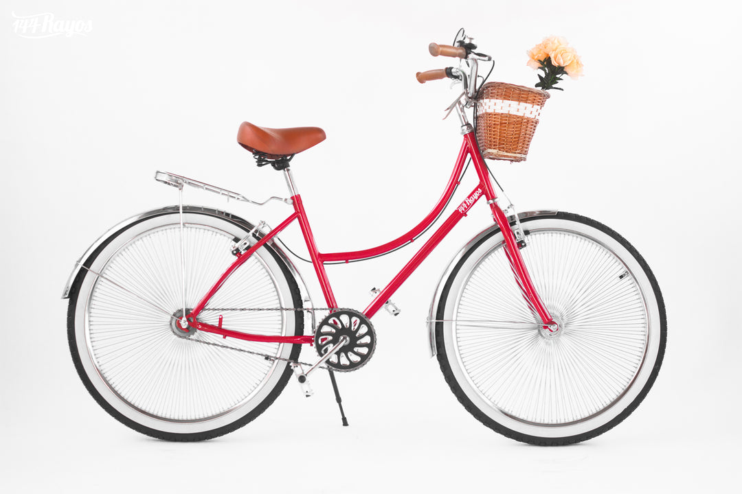 Bicicleta Cardenal Cromado roja con canasta de mimbre y flores, vista lateral sobre fondo claro