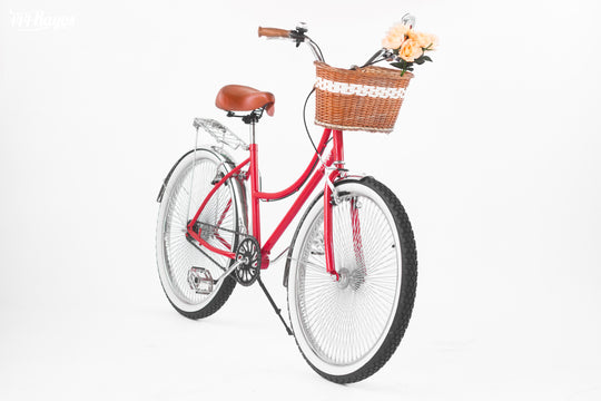 Vista frontal en ángulo de la bicicleta Cardenal Cromado roja de 144 Rayos con canasta y flores