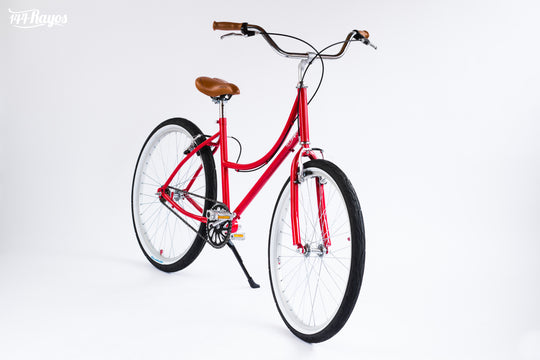 Vista frontal en ángulo de la bicicleta Cardenal S/A roja de 144 Rayos sobre fondo claro