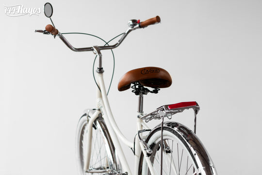 Vista trasera de la bicicleta Cisne Blanco Cromado: asiento café, parrilla y salpicadera cromada