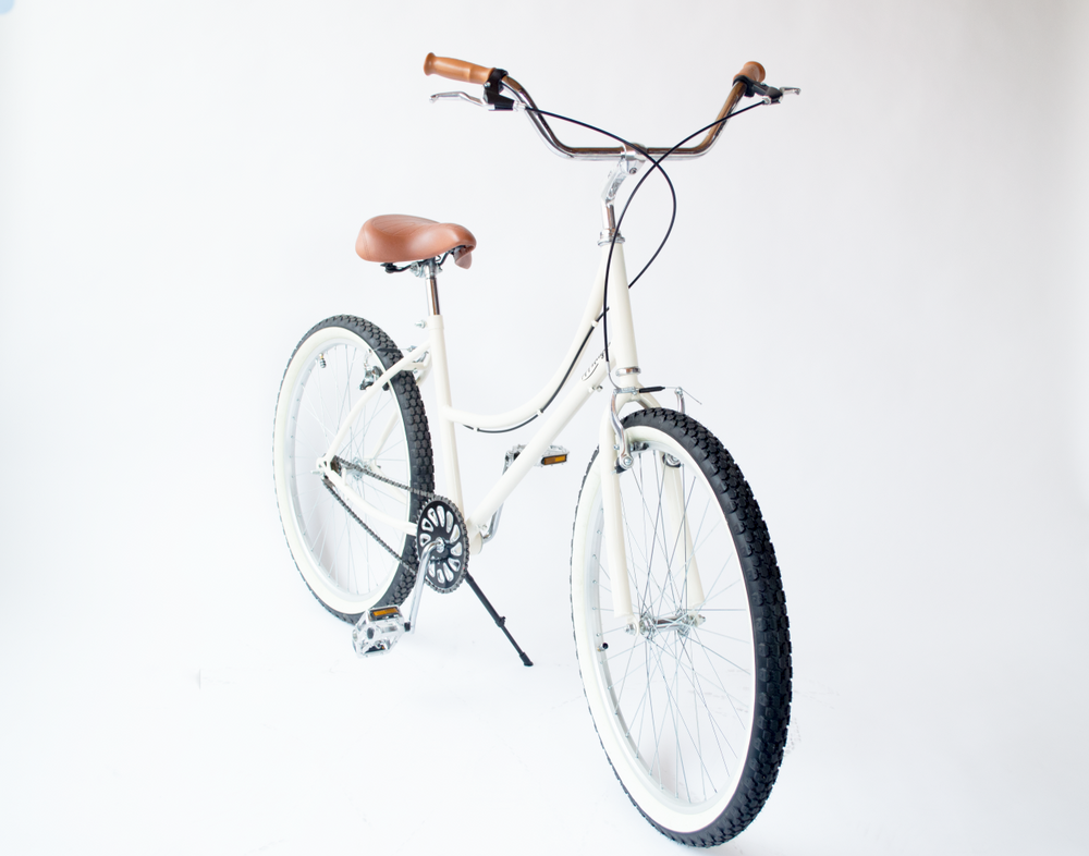 Vista frontal en ángulo de la bicicleta Cisne Blanco S/A color crema con llantas blancas