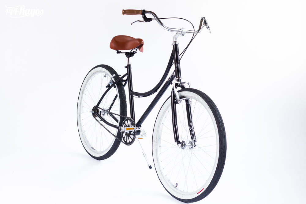 Vista frontal en ángulo de la bicicleta Cisne Negro con manubrio curvo y puños café