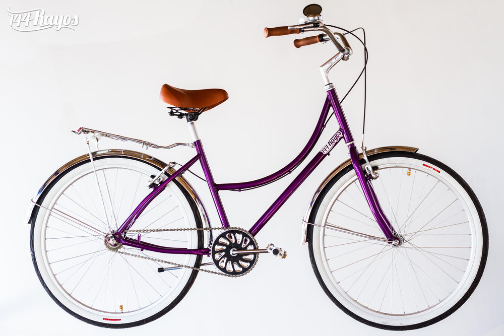 Bicicleta Colibrí Cromado 36 morada con llantas blancas, vista lateral sobre fondo gris